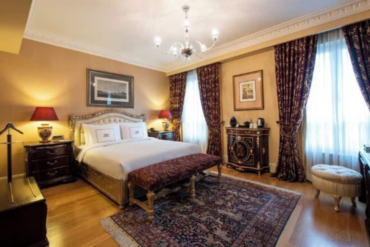 Hypo-allergenic bedding, minibar, in-room safe, desk