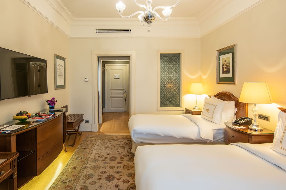 Hypo-allergenic bedding, minibar, in-room safe, desk