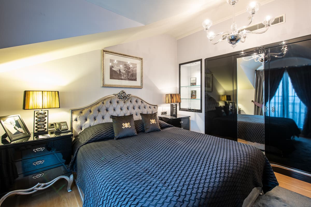 Alfred Hitchcock Suite | Hypo-allergenic bedding, minibar, in-room safe, desk