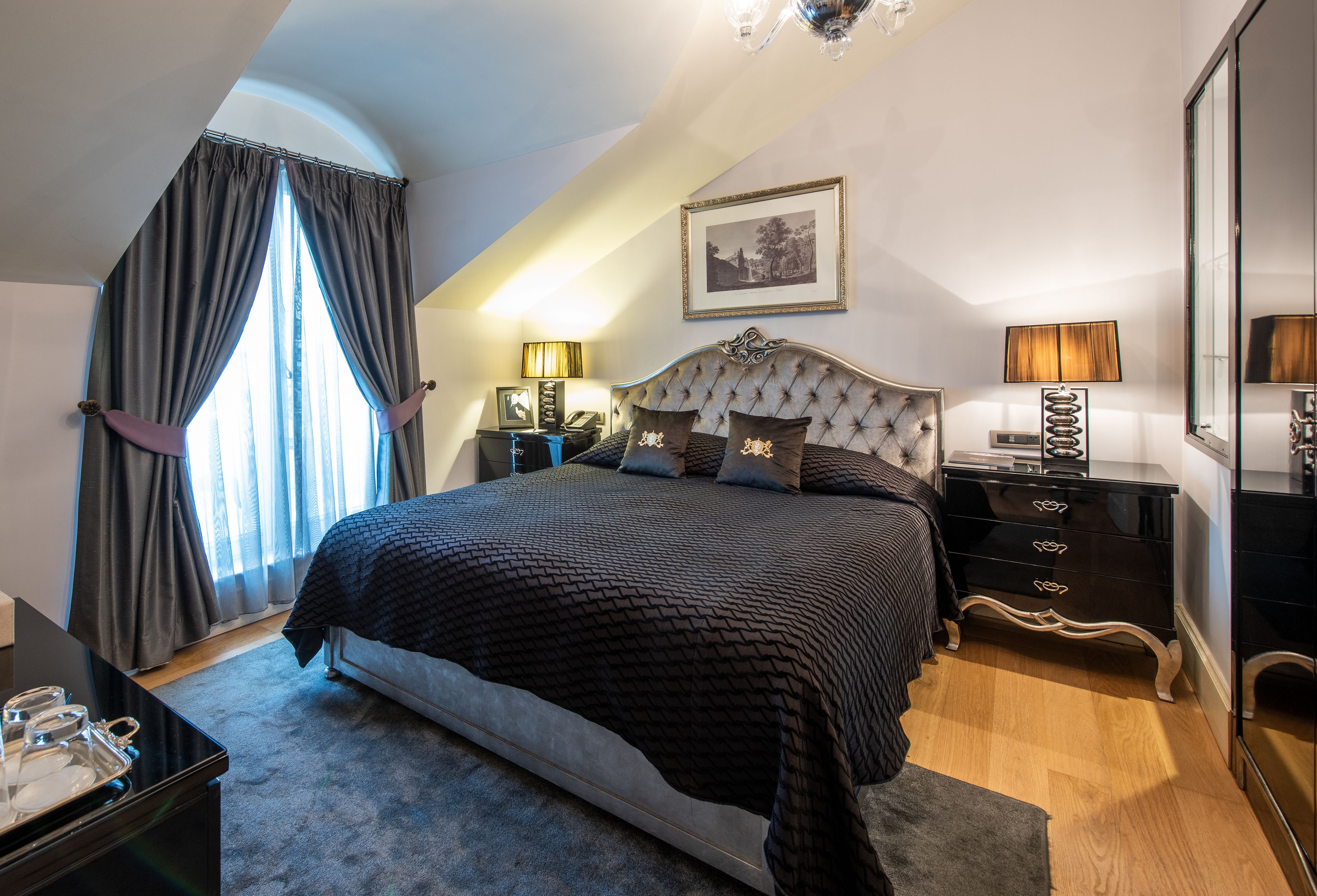 Alfred Hitchcock Suite | Hypo-allergenic bedding available, minibar, in-room safe, desk