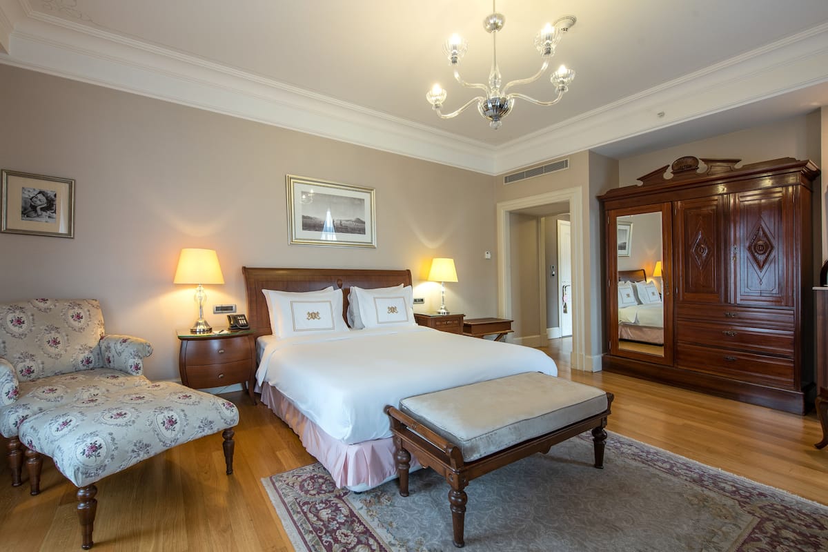 Greta Garbo Corner Room | Hypo-allergenic bedding, minibar, in-room safe, desk