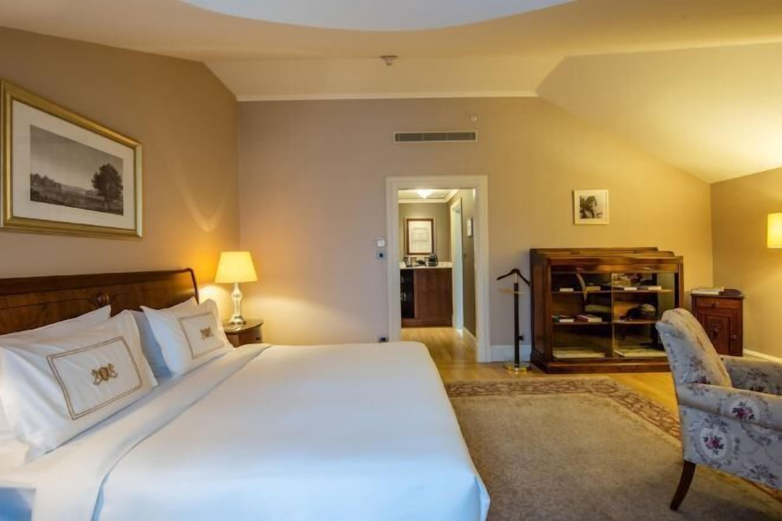 Hypo-allergenic bedding, minibar, in-room safe, desk