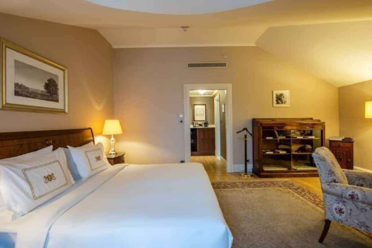 Hypo-allergenic bedding, minibar, in-room safe, desk