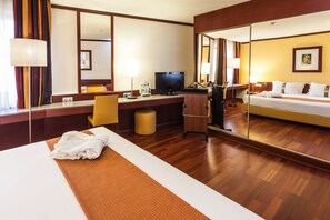 Suite, 1 Bedroom (1 King Bed & 1 Sofa Bed) | Peralatan tempat tidur hipoalergenik, bar mini, peti besi dalam bilik 