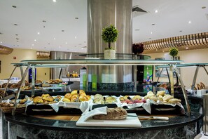 Daily continental breakfast (EUR 15 per person)