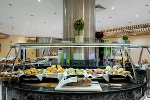 Tägliches kontinentales Frühstück (15 EUR pro Person)