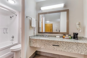 Ducha y bañera combinadas y artículos de higiene personal gratuitos