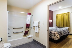 Combined shower/bathtub, free toiletries, towels