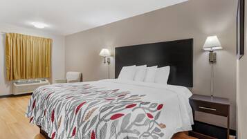 Una scrivania, postazione laptop, tende oscuranti