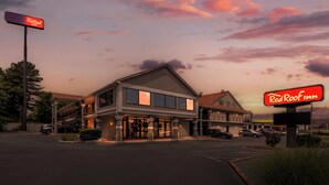A Red Roof Inn with a two-story structure, large windows, and a parking lot. - Red Roof Inn Atlanta - Kennesaw State University (Kennesaw)
