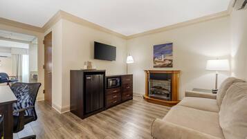 Zimmersafe, Schreibtisch, Verdunkelungsvorhänge, Bügeleisen/Bügelbrett