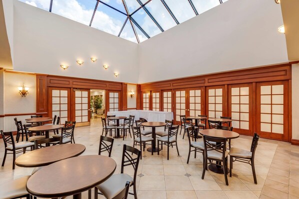 Serves lunch, dinner and happy hour