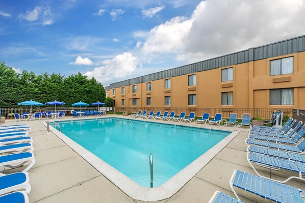 Seasonal outdoor pool, open 8:00 AM to 7:00 PM, pool loungers