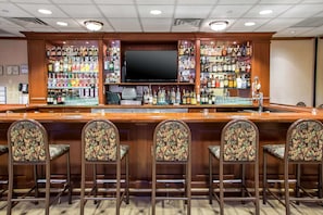 Serves lunch, dinner and happy hour