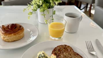 Daily cooked-to-order breakfast (USD 17.10 per person)