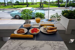 Daily cooked-to-order breakfast (USD 17.10 per person)