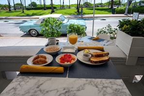 Daily cooked-to-order breakfast (USD 17.10 per person)