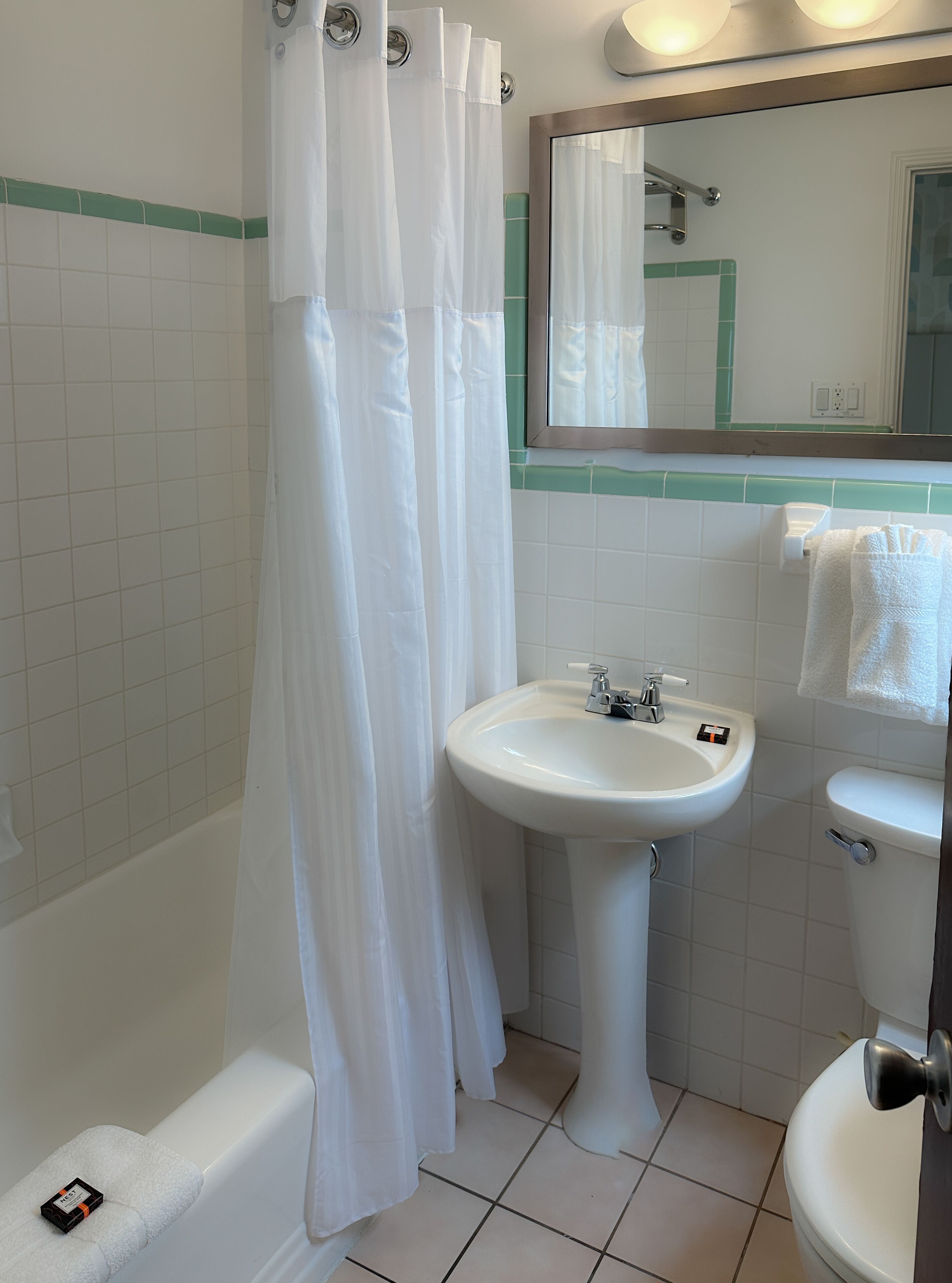Une salle de bain avec une baignoire, un lavabo et des toilettes.