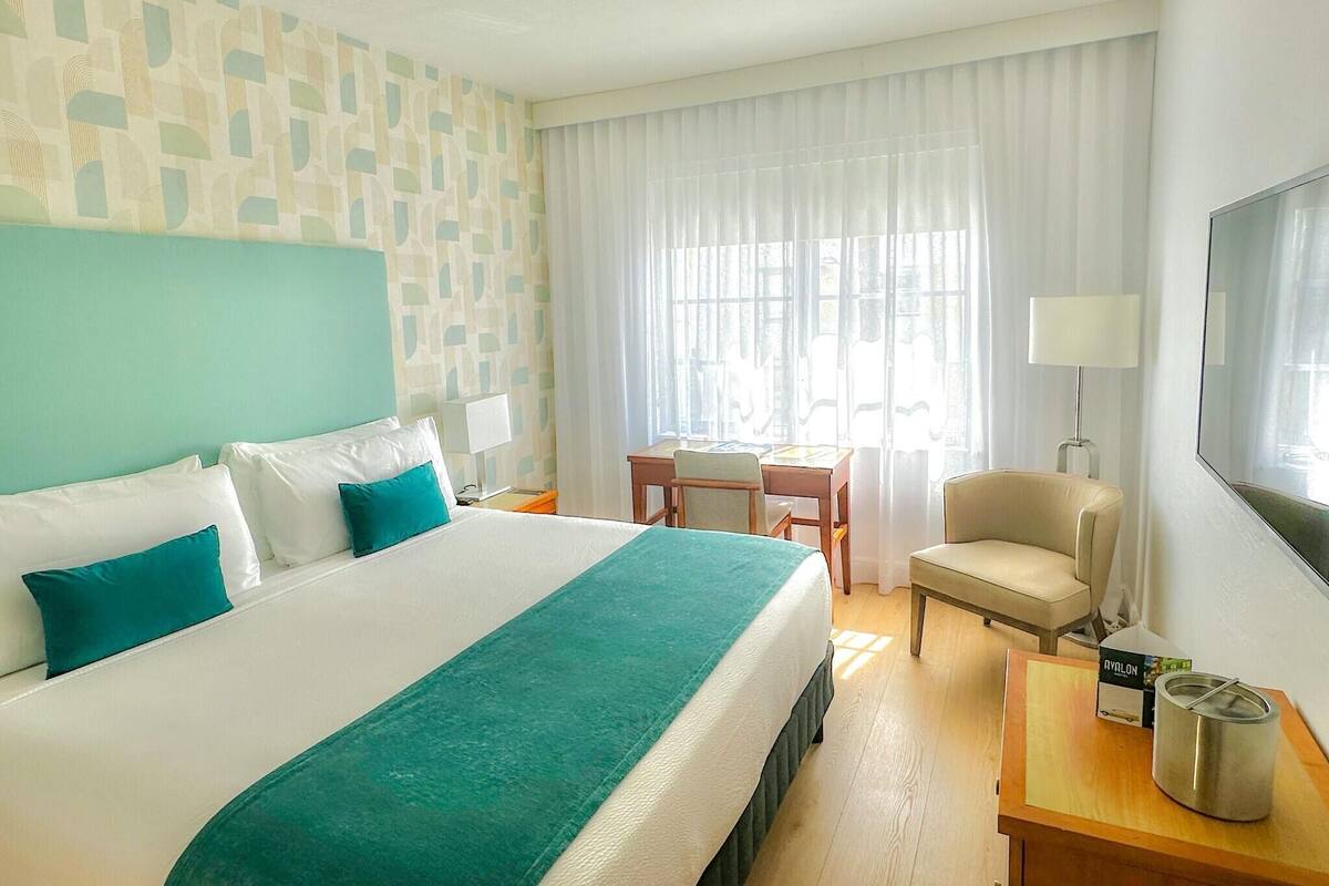 Ropa de cama de alta calidad y caja de seguridad en la habitación