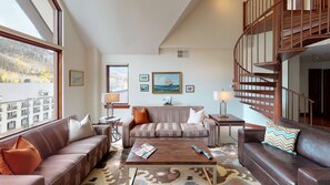 Lemari es, microwave (berdasarkan permintaan), oven, dan kompor