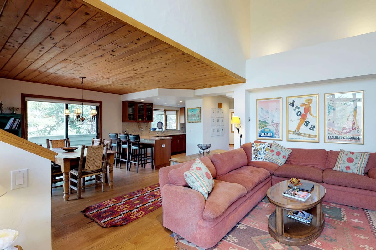 House, 5 Bedrooms (Gold) | Living area | 42-inch flat-screen TV with cable channels, TV