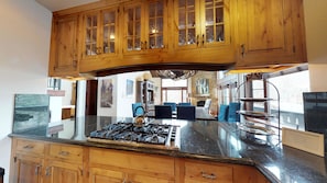 Appart'hôtel, 5 chambres (Platinum) | Cuisine privée | Réfrigérateur, micro-ondes (sur demande), four, plaque de cuisson