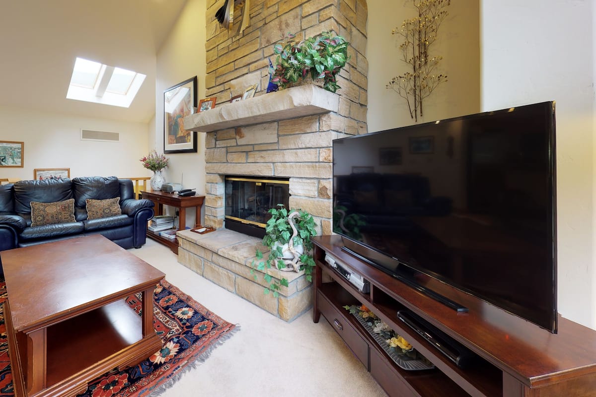 House, 4 Bedrooms (Gold) | Living room | 42-inch flat-screen TV with cable channels, TV