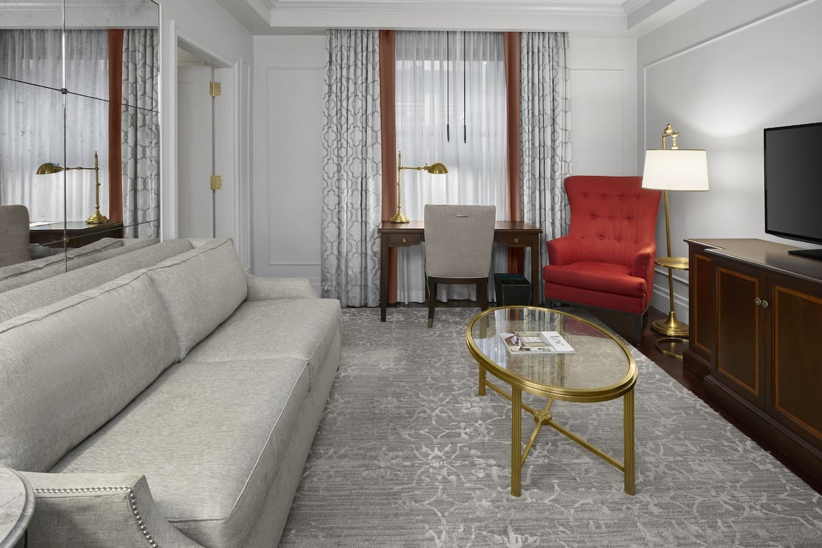 Suite – classic | Sengetøy av topp kvalitet, minibar, safe på rommet og skrivebord