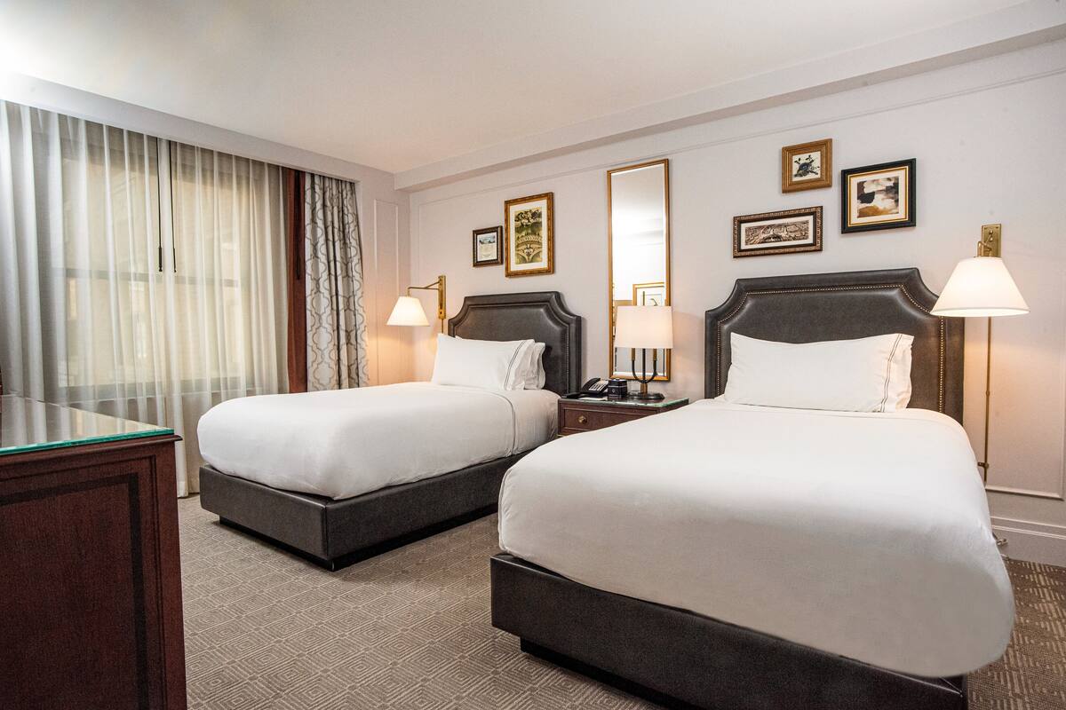 Suite – classic, 2 dobbeltsenger | Sengetøy av topp kvalitet, minibar, safe på rommet og skrivebord