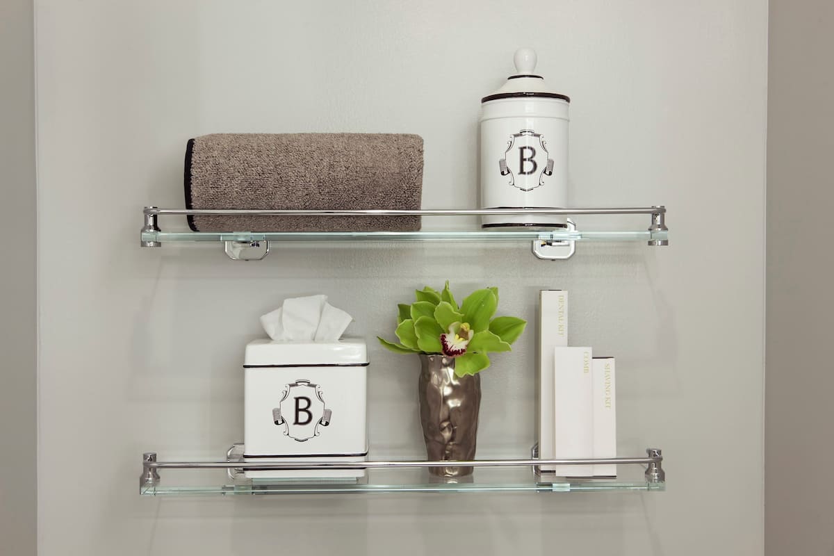 Articles de toilette gratuits, sèche-cheveux, peignoirs, chaussons