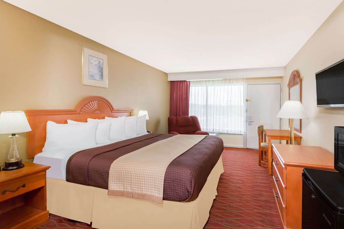 Room, 1 King Bed, Accessible, Non Smoking (Mobility)