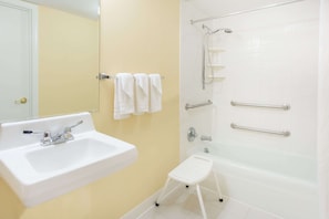 Articles de toilette gratuits, sĂšche-cheveux, serviettes fournies
