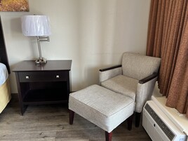 Colchones con pillow-top, escritorio y cortinas blackout 