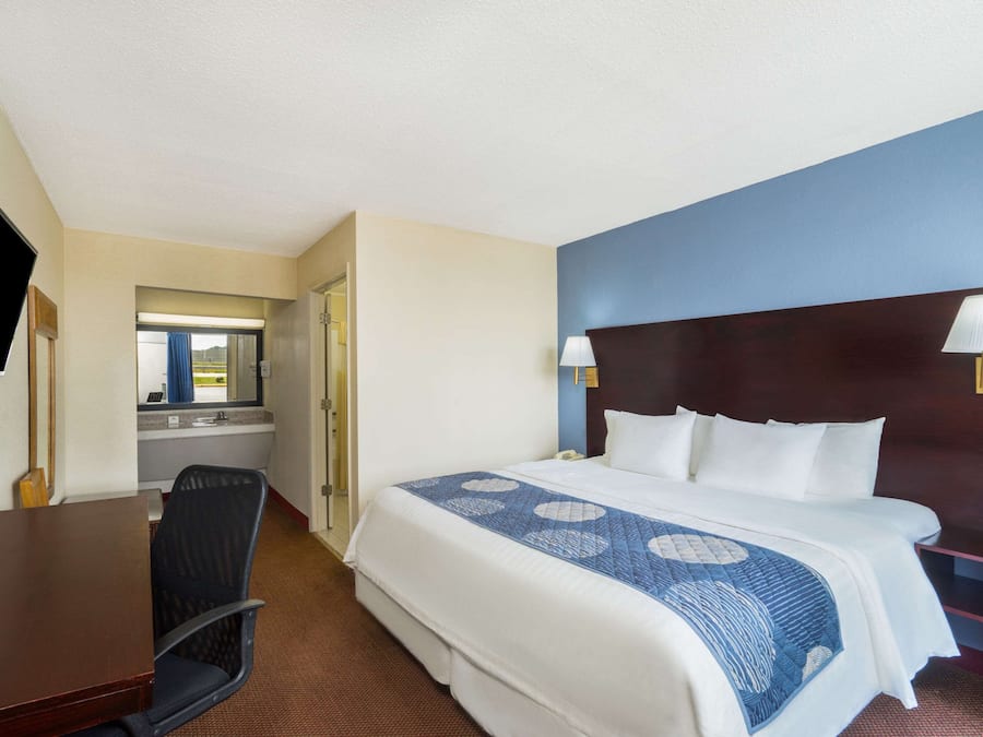 Skrivebord, blendingsgardiner, strykejern/-brett og wi-fi (inkludert)