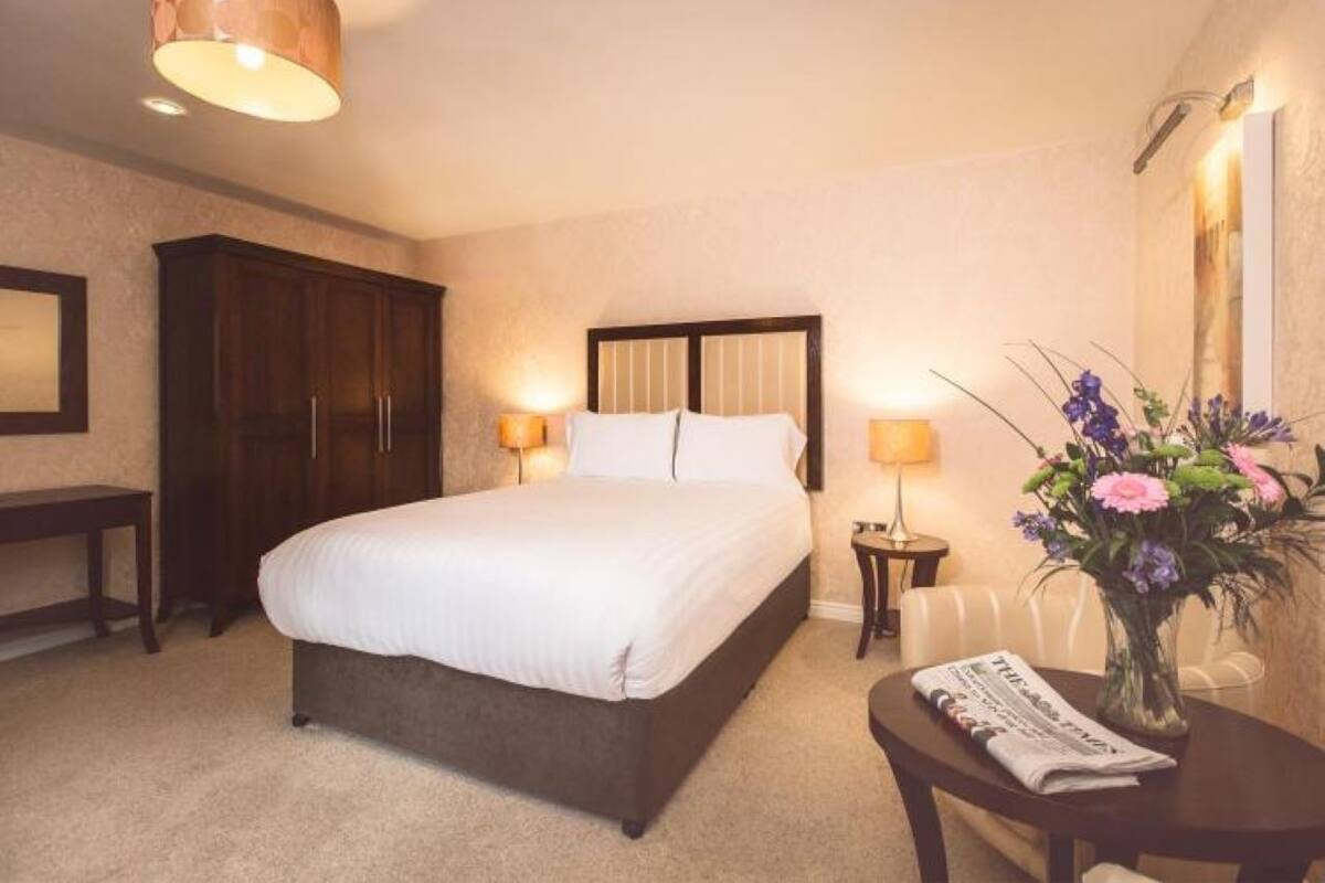 Premium bedding, desk, iron/ironing board, free WiFi