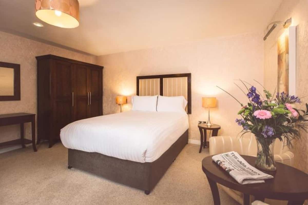 Premium bedding, desk, iron/ironing board, free WiFi