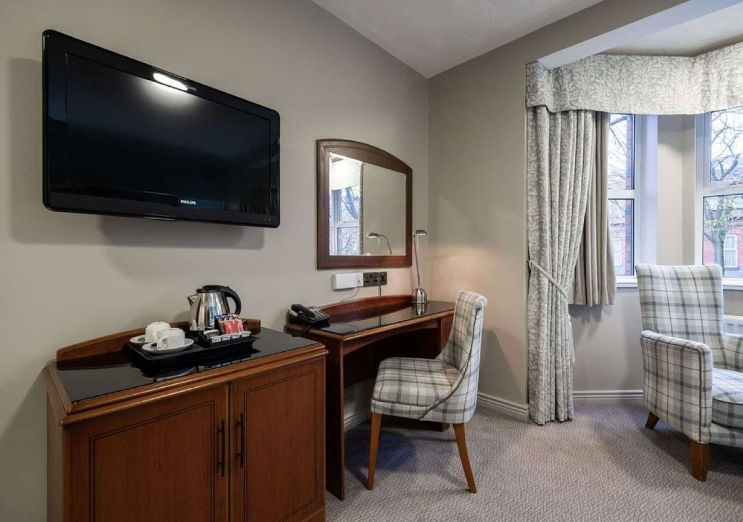 1 bedroom, premium bedding, desk, laptop workspace