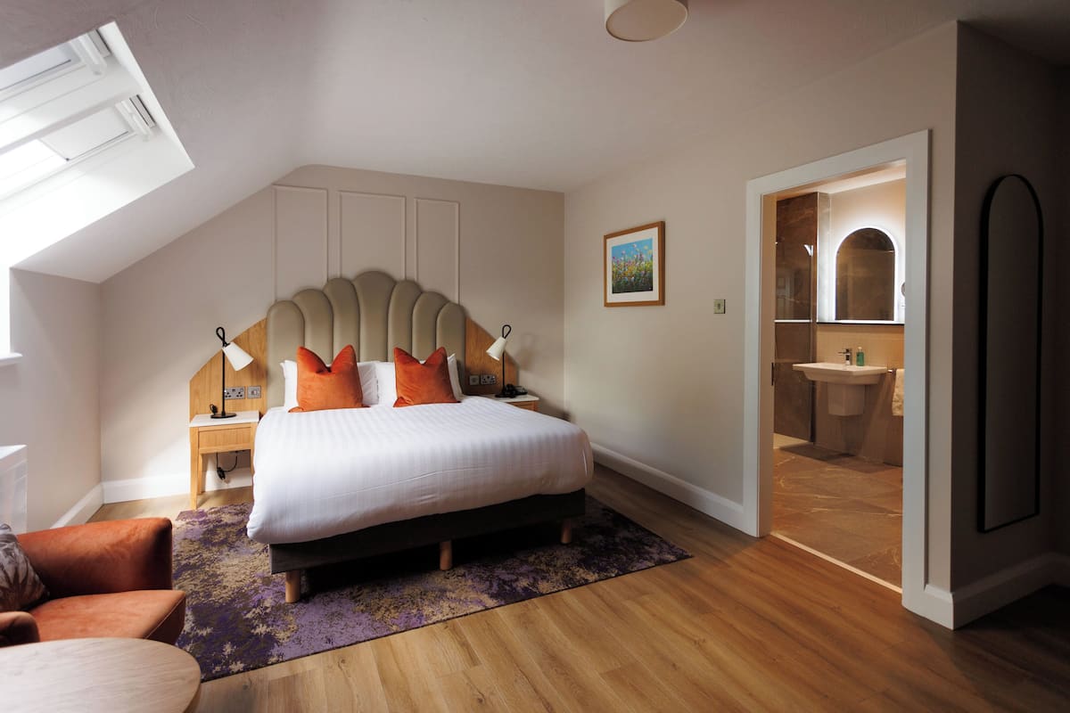 Ropa de cama de alta calidad y escritorio