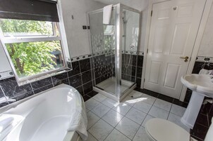 Bañera profunda, secador de pelo, jabón, shampoo