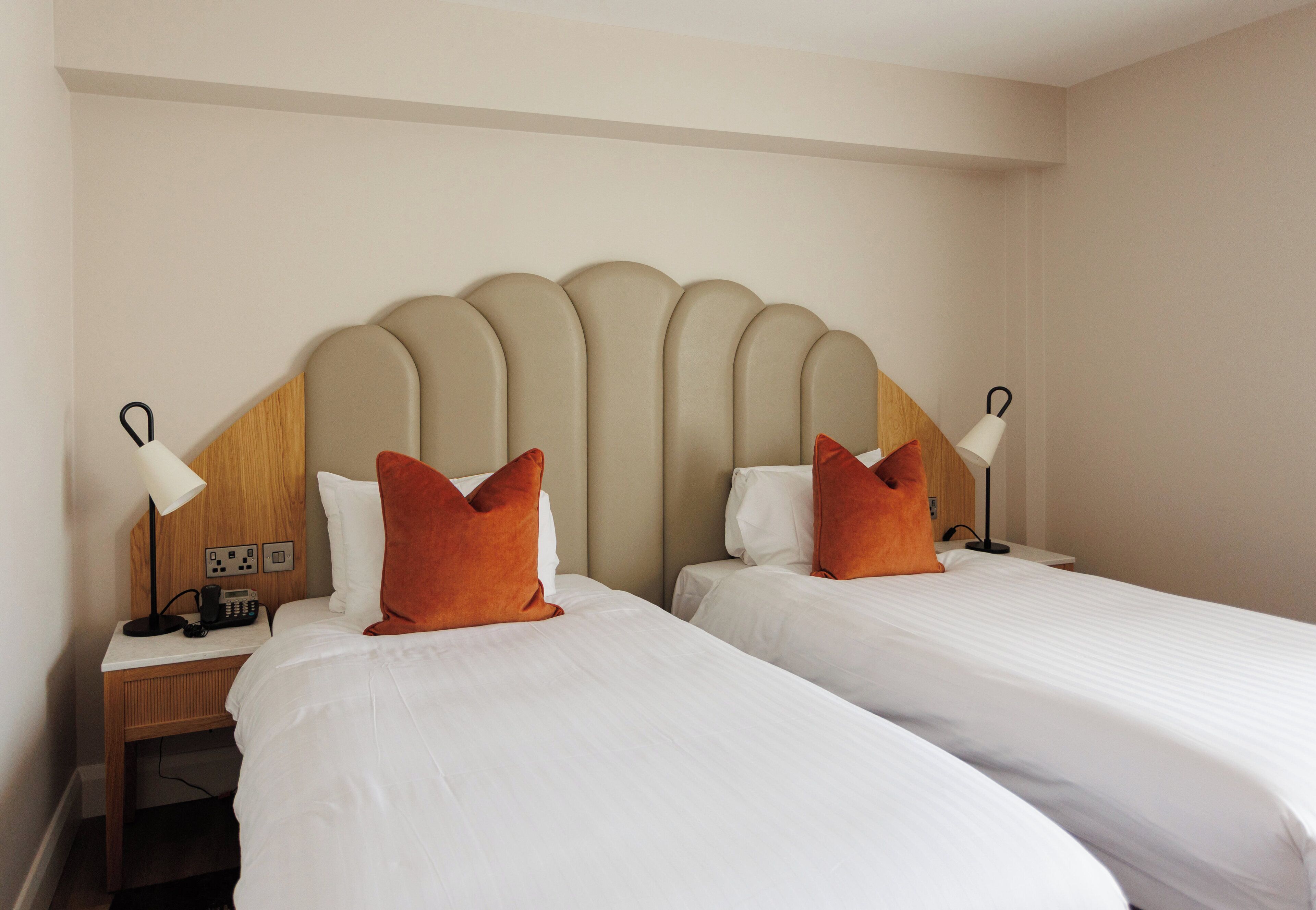 Standaard kamer, 1 twee- of 2 eenpersoonsbedden, 1 tweepersoonsbed of 2 eenpersoonsbedden | Luxe beddengoed, een bureau, een strijkplank/strijkijzer, gratis wifi