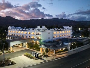 Exterior - DoubleTree by Hilton Chatsworth (Chatsworth)