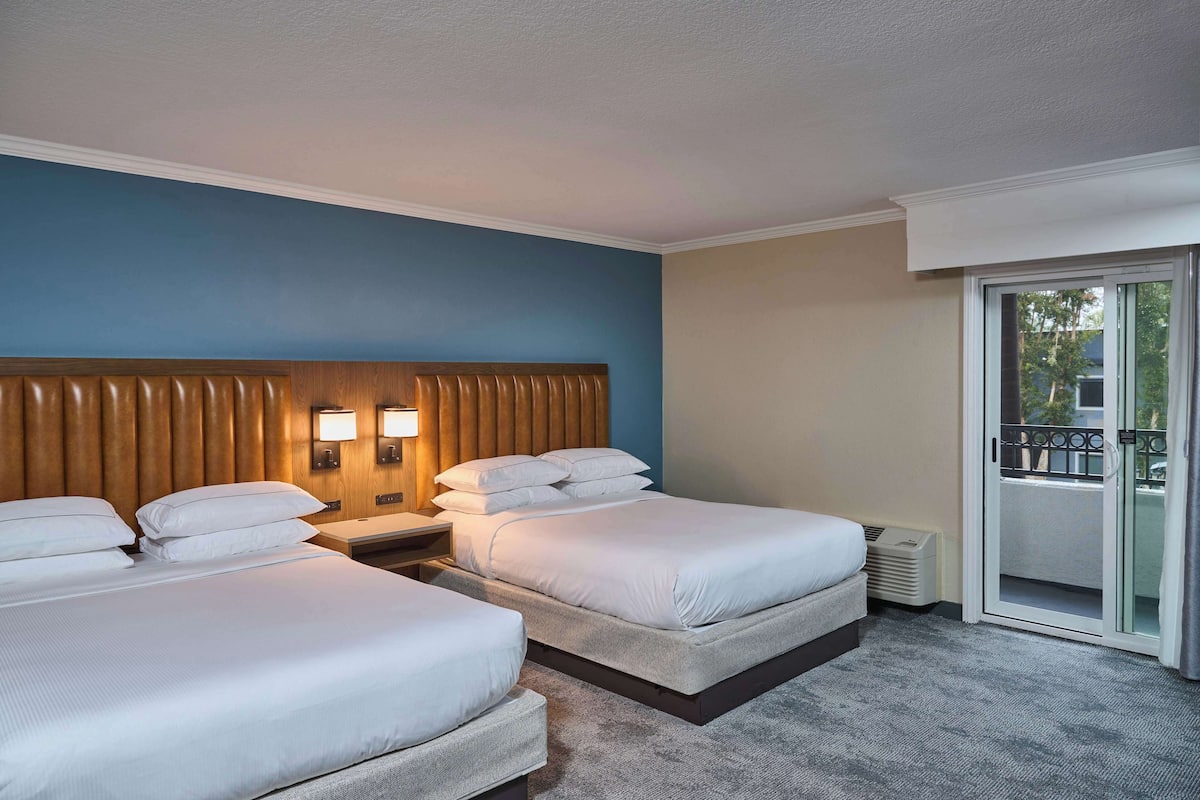 Hypo-allergenic bedding, down duvets, in-room safe, desk