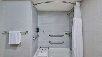 Un baño moderno con bañera, ducha y perchero.