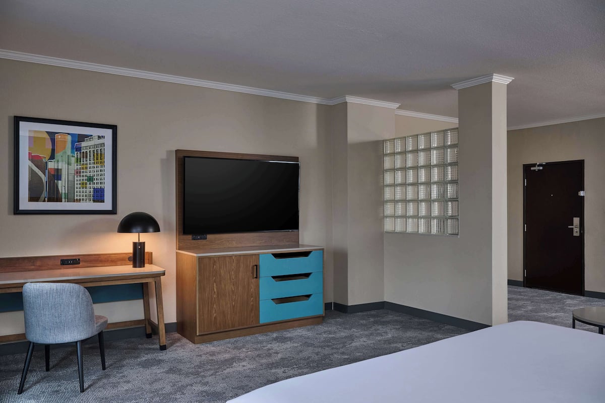Hypo-allergenic bedding, down duvets, in-room safe, desk