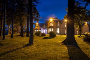 Fachada da propriedade à noite