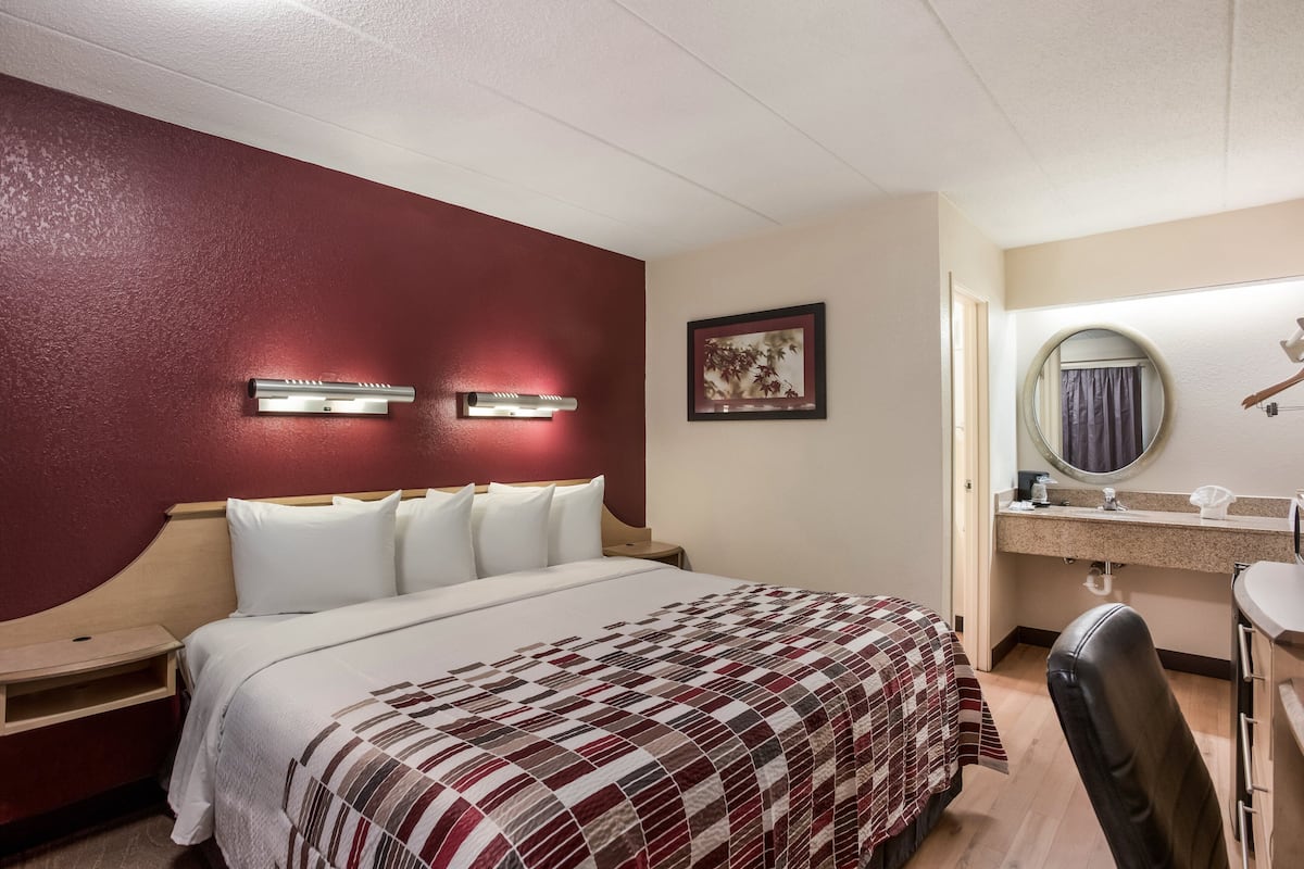 Standard Room, 1 King Bed (Smoke Free) | In-room safe, desk, laptop workspace, blackout drapes