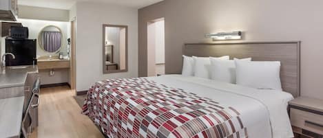 Suite, 1 King Bed, Kitchen (Jetted Tub, Smoke Free) | In-room safe, desk, laptop workspace, blackout drapes