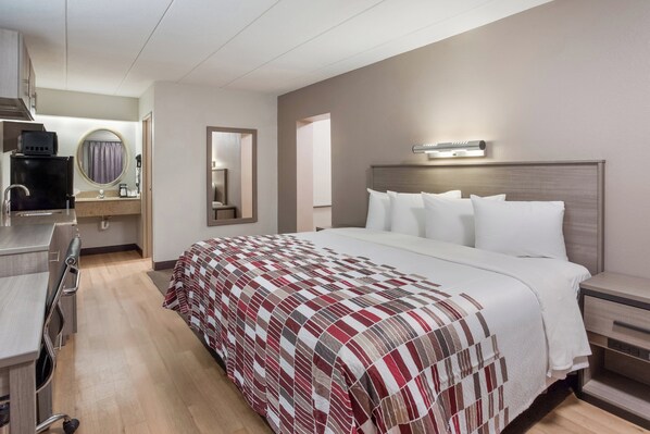 Suite, 1 King Bed, Kitchen (Jetted Tub, Smoke Free) | In-room safe, desk, laptop workspace, blackout drapes