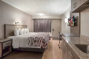 Suite, 1 Tempat Tidur King, dapur (Jetted Tub, Smoke Free) | Brankas, meja kerja, ruang kerja ramah laptop, dan tirai kedap cahaya