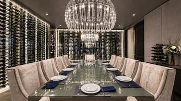 2 restaurants, breakfast served